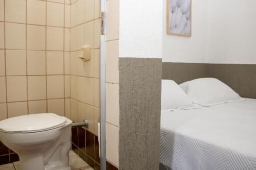 迪亚曼蒂纳Solar Da Quiitanda的一间带卫生间和床的浴室