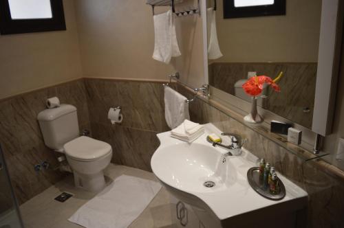 赫尔格达Sky View Suites Hotel的浴室配有白色水槽和卫生间。