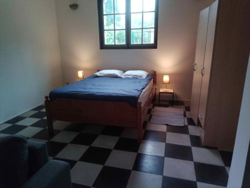 Gruchet-le-ValasseSource AUGER的一间卧室配有一张床,铺有一个 ⁇ 板地板