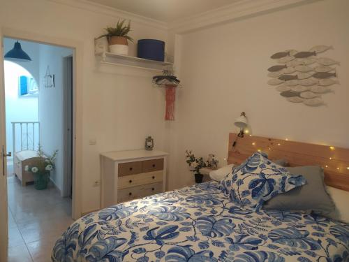 巴尔巴特La Motilla的一间卧室配有一张带蓝色和白色棉被的床