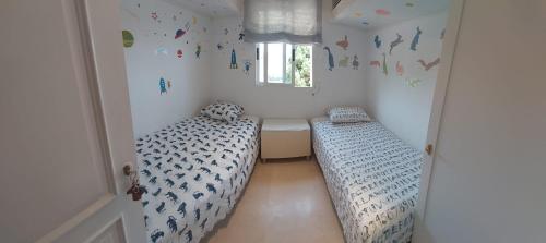 阿尔姆尼卡Villa Lemon Tree - Amazing sea views的一间卧室设有两张单人床和一个窗户。