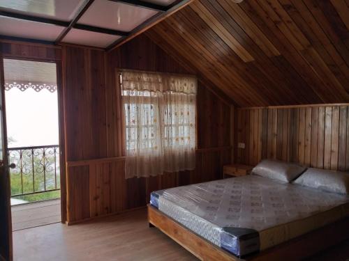 甘托克Sherpa Villa的木制客房内的一间卧室,配有一张床