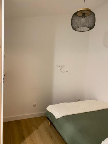 阿雅克修Mont gozzi的白色的房间,配有床和灯