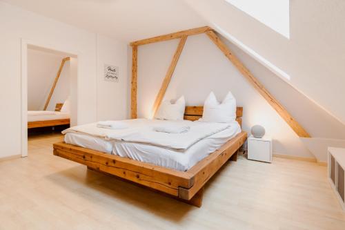 homebydoni - ruhig I zentral I Küche & 2 Schlafzimmer客房内的一张或多张床位