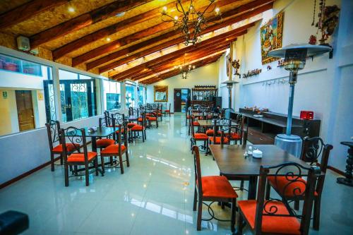 库斯科Hotel Kapac Inn-San Blas的餐厅内带桌椅的用餐室