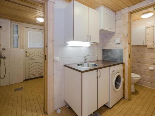 科林基拉Holiday Home Amero purnu 5的厨房配有水槽和洗衣机