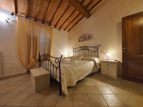 圣吉米纳诺Appartamenti Tinacci的一间卧室配有一张床、一个梳妆台和一扇窗户。