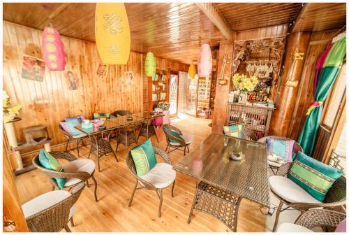 香格里拉艺栈藏式精品客栈的一间带桌椅的用餐室