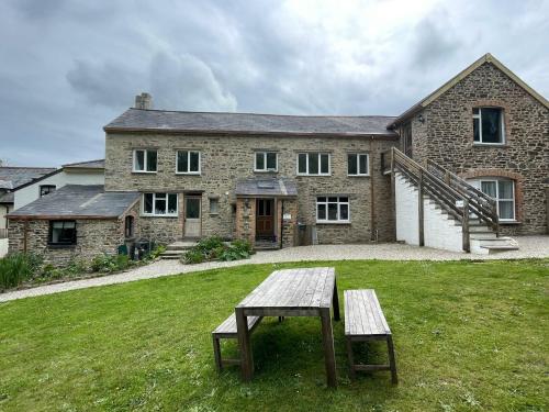 JacobstowTHE OLD RECTORY KIRKULLEN LOFT APARTMENT in Jacobstow 10 mins to Widemouth bay and Crackington Haven,15 mins Bude,20 mins tintagel, 27 mins Port Issac的相册照片