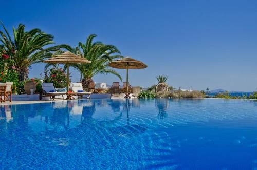 阿吉奥斯普罗科皮奥斯Kavos Hotel Naxos的一个带遮阳伞和椅子的大型游泳池