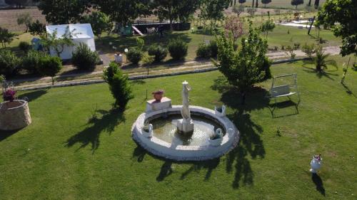 格罗塞托港伊莎贝拉别墅酒店的公园喷泉的空中景观