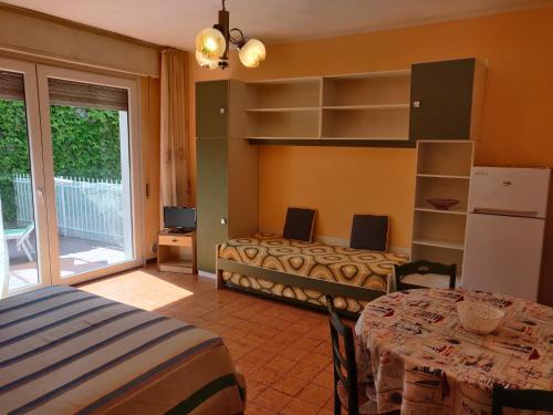 圣巴特罗摩艾美尔Residenza Il Poggio的卧室配有一张床和一张桌子