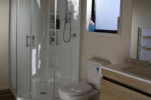 HopeCountry Retreats on Ranzau 9的带淋浴、卫生间和盥洗盆的浴室