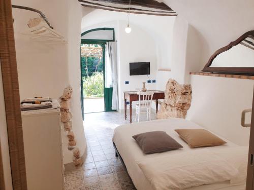 菲纳莱利古雷Agriturismo Alveare的一间卧室设有一张床和一间用餐室