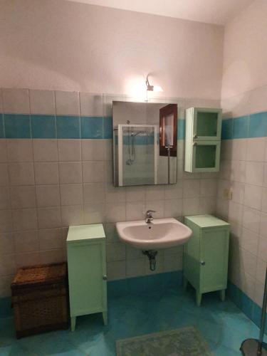 蓬塔迪亚Casa Galathee的一间带水槽和镜子的浴室