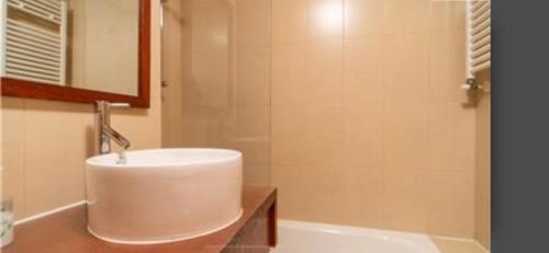 穆尔西亚Bonito holiday, La Torre Golf Resort的浴室配有盥洗盆和浴缸。