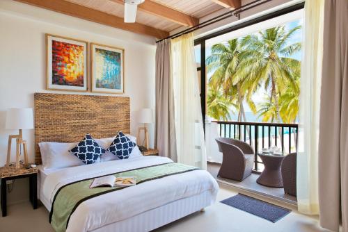 马富施水晶金沙酒店的一间卧室设有一张床和一个美景阳台