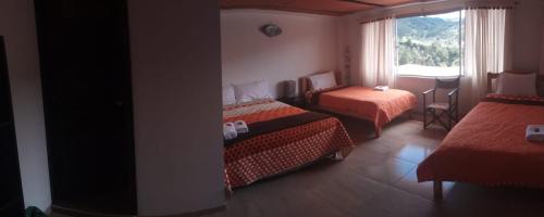 蒙圭Los Recuerdos de Florito y Leo的酒店客房设有两张床和窗户。