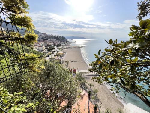 维耶特里Due Relais - Panoramic Sea View Suites的从山丘上欣赏海滩美景