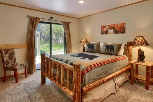 西优胜美地Apple Tree Bear House的卧室配有床、椅子和窗户。
