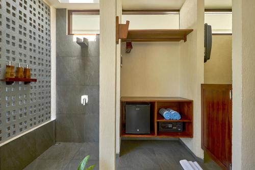 吉利阿尔Ama-Lurra Resort的一间位于客房内的带小电视的浴室