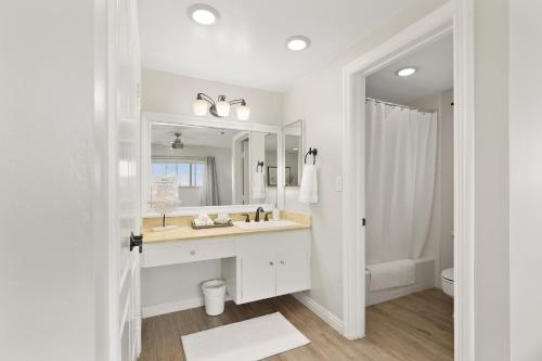 圣地亚哥Bayside Walk Escape Unit A的白色的浴室设有水槽和镜子