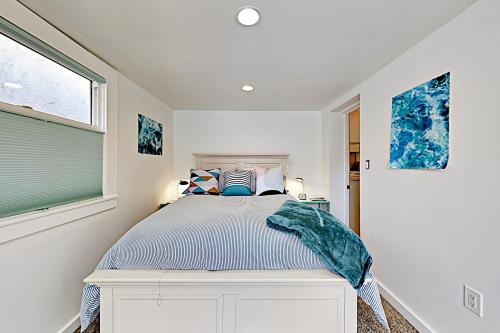圣克鲁兹Beach Haven的一间卧室设有一张床和一个窗口