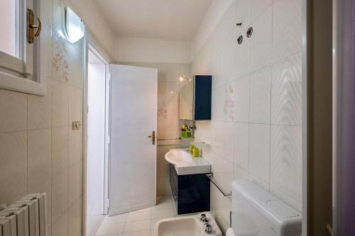 SquinzanoCasa Amata Salentina的白色的浴室设有水槽和卫生间。
