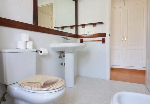 贝莱斯Relax, Family, Telecommuting & Private Pool By Mellow的一间带卫生间、水槽和镜子的浴室