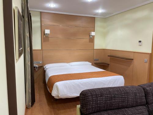 卡拉瓦卡·德·拉·克鲁斯玛莲娜酒店的酒店客房,配有床和沙发