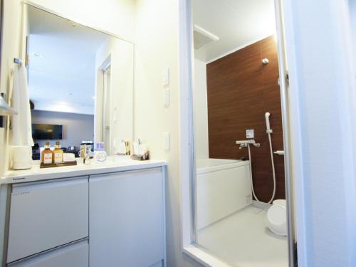 东京HOTEL LiVEMAX Kasai Ekimae的一间带水槽、卫生间和淋浴的浴室