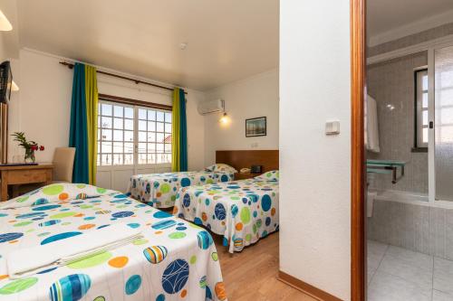 阿尔图拉Hotel Azul Praia的酒店客房带两张床和一间浴室