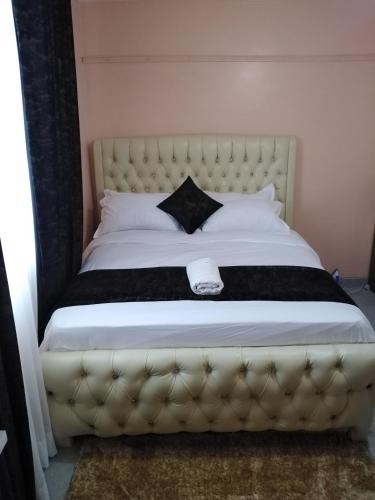 纳库鲁Executive Studio的一间卧室配有一张大床,提供黑白毯子