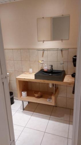 FronclesChez Madgi et Jean-Mi的一间带水槽和镜子的浴室