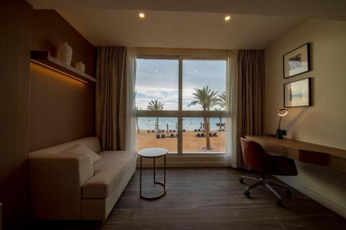 Luxotel Aqaba Beach Resort & Spa Only 15 years plus客房内的一张或多张床位