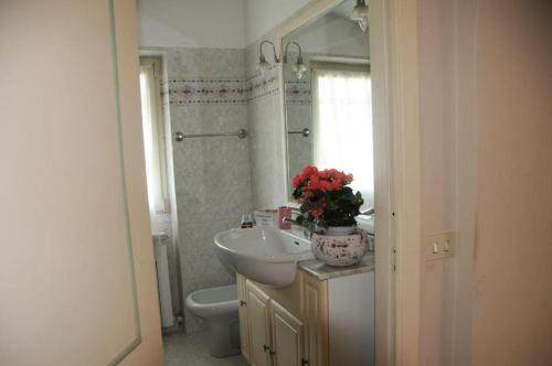 通法诺La Marinella的一间带水槽、卫生间和镜子的浴室