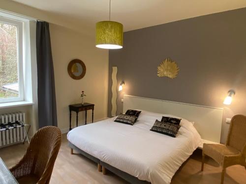 奥尔贝德巴里斯酒店的一间卧室配有一张带两个枕头的床