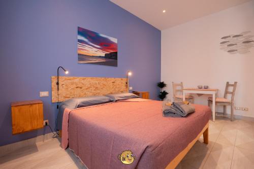 菲纳莱利古雷Pesce Palla Affittacamere的一间卧室配有一张特大号床和紫色墙壁
