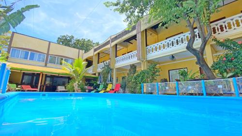 马哈赞加马任加可可酒店及餐厅的房屋前的游泳池