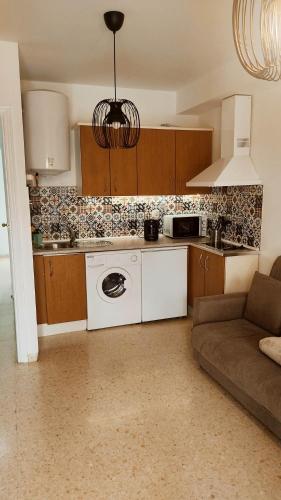 埃尔博斯克Casa el Anden 11的一个带洗衣机和沙发的厨房