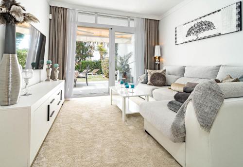 LT- Cozy 2 bedroom apartment in La Quinta的休息区