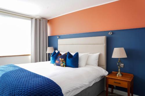 克利夫登欧科克及布朗酒店的蓝色卧室设有蓝色和橙色的墙壁。