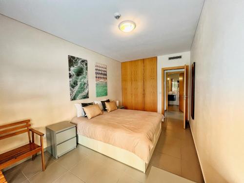 波尔蒂芒Awesome apartment in Praia da Rocha的一间卧室配有一张床和长凳