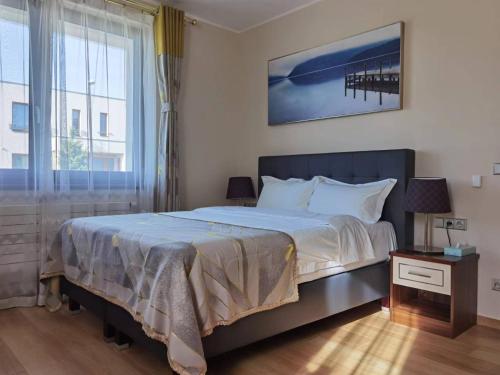 布拉格yipin villa的一间卧室设有一张大床和一个大窗户