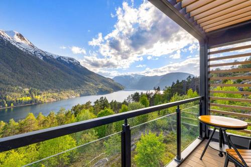 松达尔Sogndal Fjordpanorama - The view的享有河流和山脉美景的阳台。