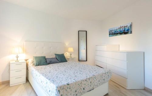 阿尔加罗沃ALGARROBO-COSTA的一间卧室配有一张床、梳妆台和镜子