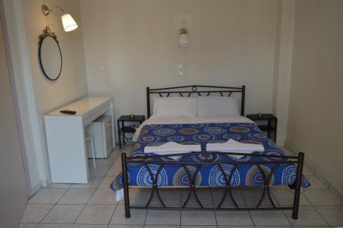 雅典阿尔比恩酒店的一间卧室配有一张床、一张桌子和一面镜子