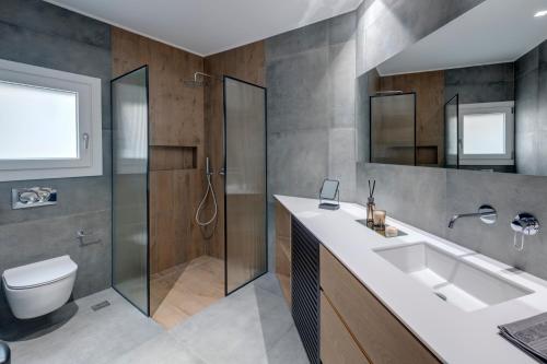 埃尔莫波利斯Argento urban apartment (sphere)的一间带水槽、淋浴和卫生间的浴室