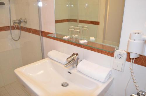 湖滨福煦石里克西侯泰酒店的一间带水槽和镜子的浴室