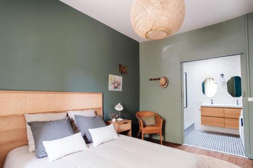 佩萨克Le clos Poujeau 15 mns centre Bordeaux的一间带绿色墙壁和床的卧室